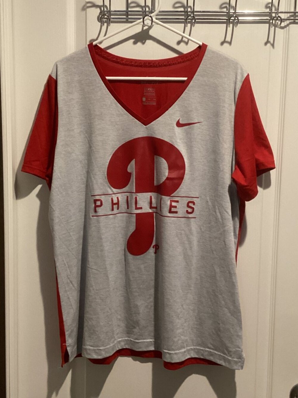 Women's Nike DRI-FIT Philadelphia Phillies SS V-Neck T-Shirt - Size XXL